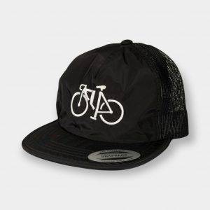 Gorra Foldable black con el logo de la bici bordado en blanco de Chela Clo