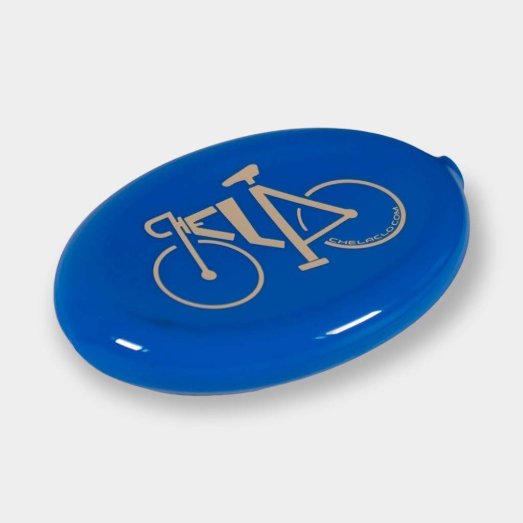 Pocheta Chela Clo color azul eléctrico con el logo crema