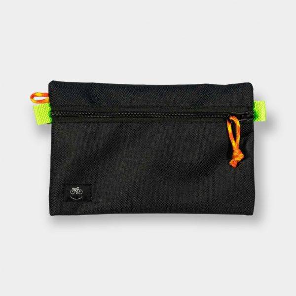 Bolsa accesorios medium negra con el tirador de la cremallera naranja
