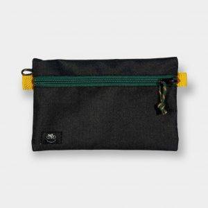 Bolsa accesorios medium negra con la cremallera verde de Chela Clo