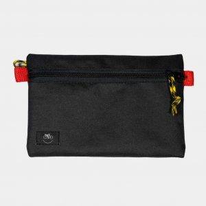 Chela clo medium de tu bolsa de accesorios en color negro con detalles rojo y amarillo