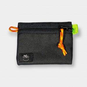 Bolsa accesorios small negra con el tirador de la cremallera en naranja y amarillo de Chela Clo